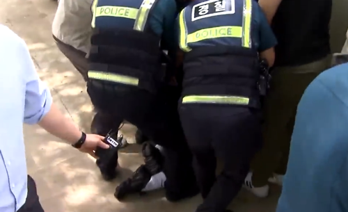 韩国老哥200米高空强开飞机舱门:类似的狼人还真不少!